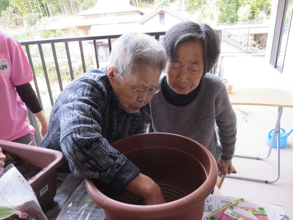 皆でお花を植えましたヽ(^。^)ノ